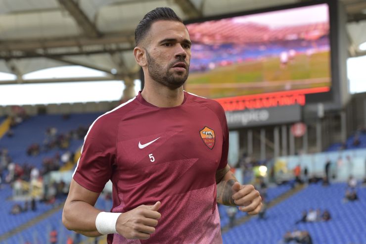 Castan con indosso gli abiti da riscaldamento della Roma