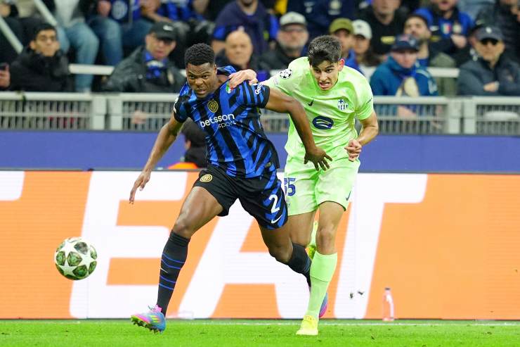 Dumfries e Gerard Martin duellano durante Inter-Barcellona