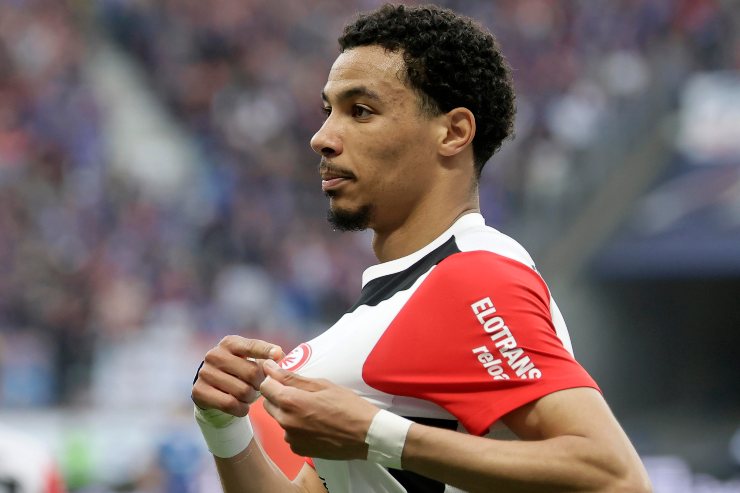 Ekitiké esulta mostrando lo stemma dell'Eintracht Francoforte