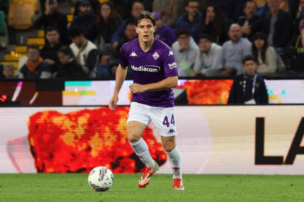 Fagioli gestisce palla in campo con la maglia della Fiorentina