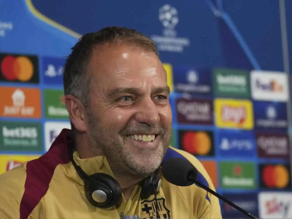 Flick sorridente in conferenza stampa
