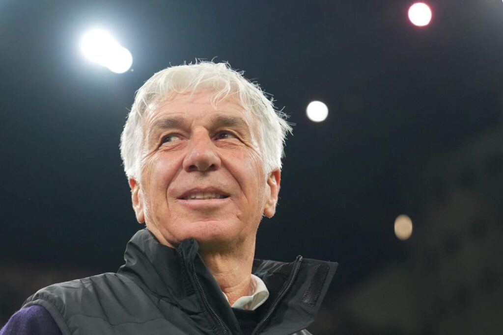 Gasperini sorridente a bordo campo