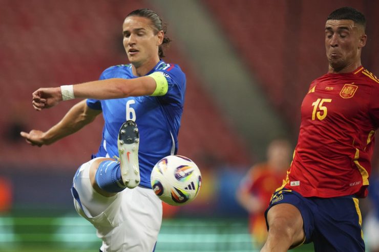 Ghilardi gestisce palla con indosso la maglia dell'Italia Under21