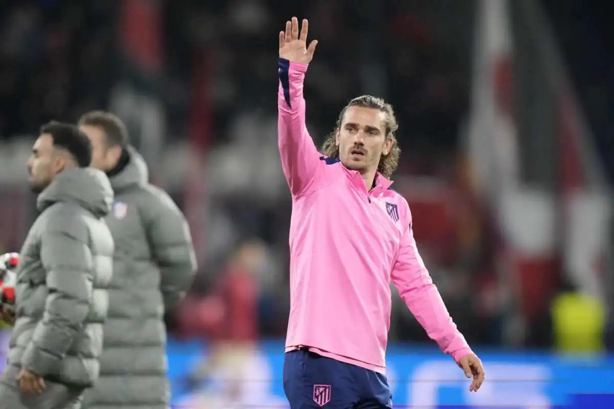 Griezmann saluta dal campo con indosso la felpa dell'Atletico Madrid