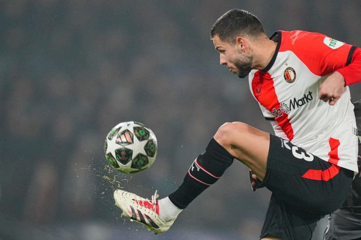 Hancko gestisce palla in campo con la maglia del Feyenoord