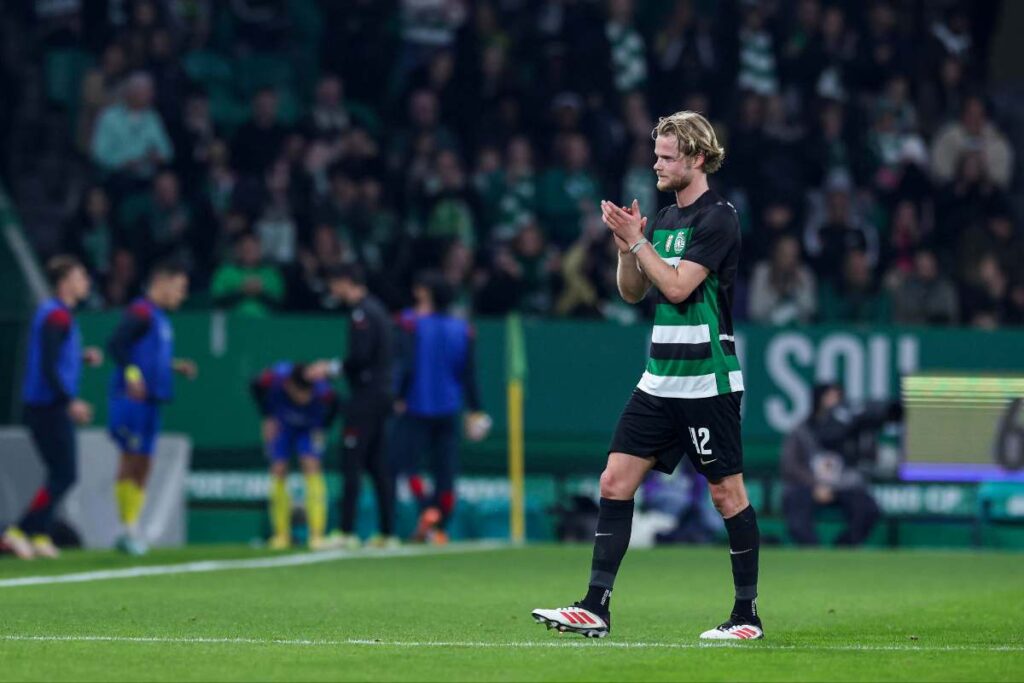 Morten Hjulmand applaude i tifosi dello Sporting