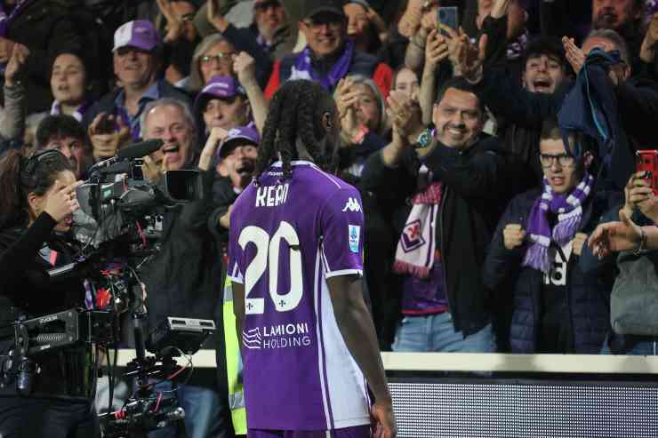 Kean immortalato di spalle con la maglia della Fiorentina mentre osserva i tifosi dopo un gol