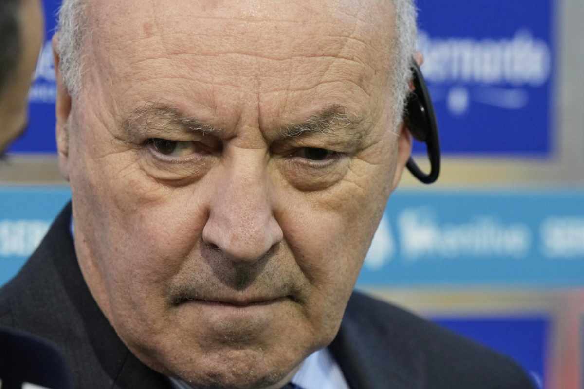 Marotta immortalato pensieroso