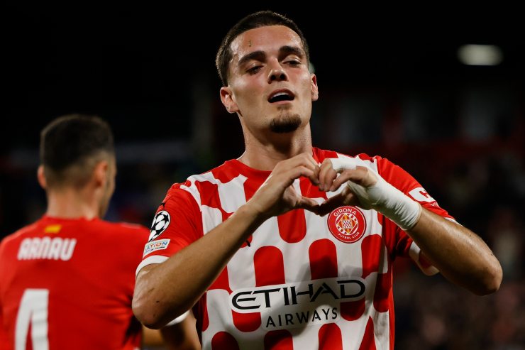 Miguel Gutierrez esulta con indosso la maglia del Girona mimando il gesto del cuore