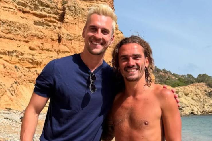 Milik a sinistra e Griezmann a destra abbracciati e sorridenti