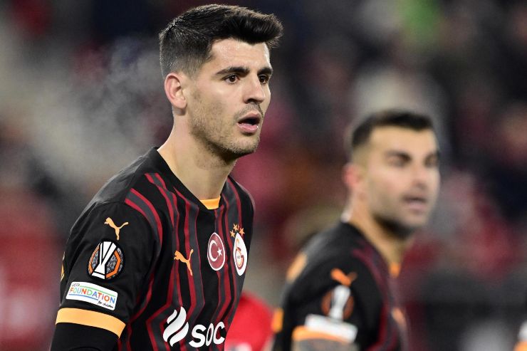 Morata in campo con indosso la maglia del Galatasaray