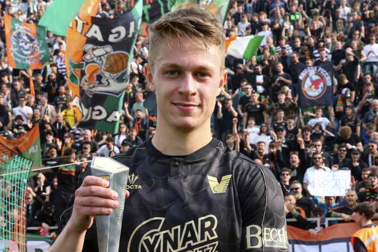 Nicolussi Caviglia sorridente con il trofeo di Man of The Match della Serie A con la maglia del Venezia