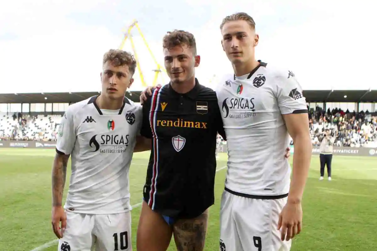 Salvatore a sinistra con la maglia dello Spezia, Sebastiano al centro con quella della Sampdoria e Pio a destra con quella dello Spezia