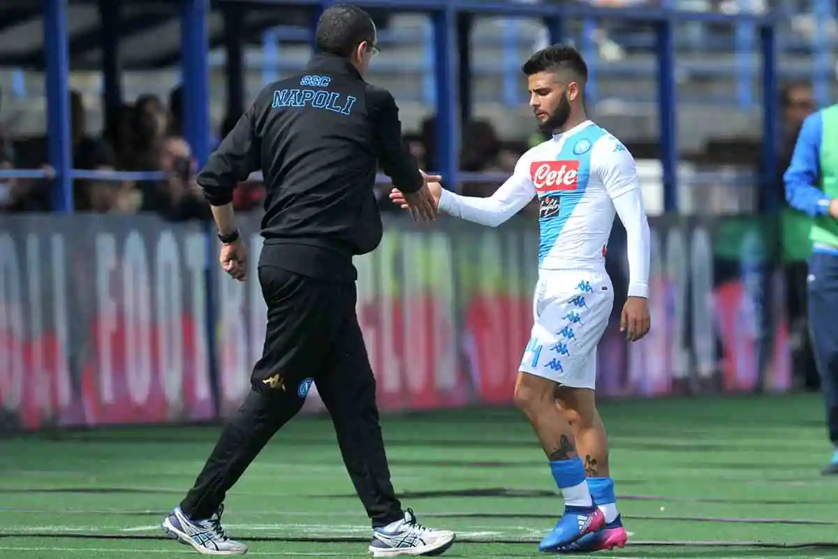 Sarri e Insigne si danno il cinque a bordo campo
