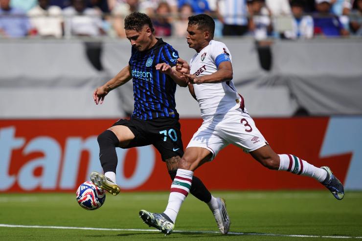 Sebastiano Esposito duella in campo con Thiago Silva durante Inter-Fluminense