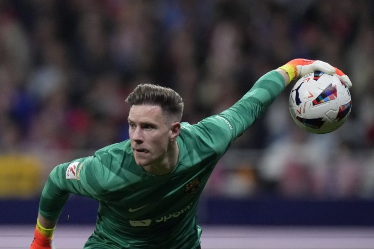 ter Stegen con in mano il pallone in campo con indosso la maglia del Barcellona