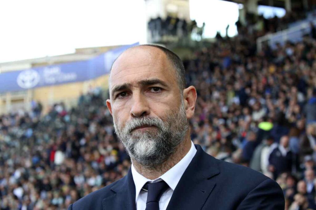Tudor osserva da bordo campo