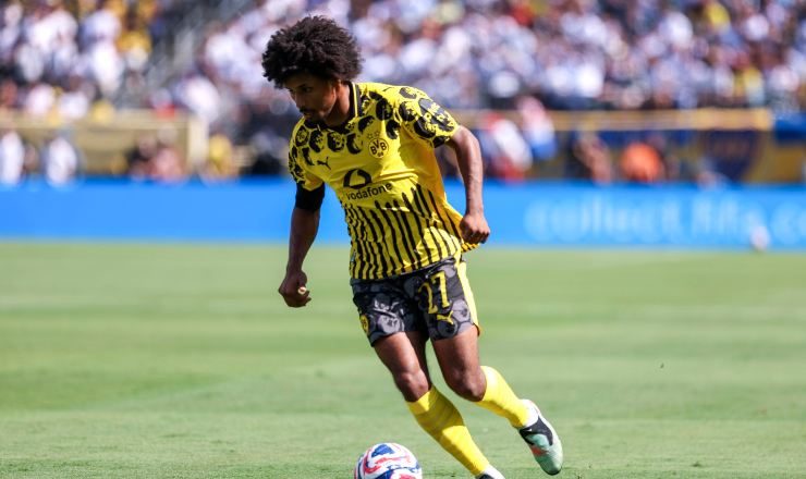 Karim Adeyemi in azione con la maglia del Borussia Dortmund.