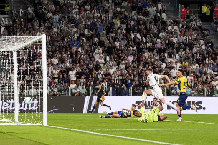 Vlahovic in campo contro il Parma nell'azione del 2 a 0