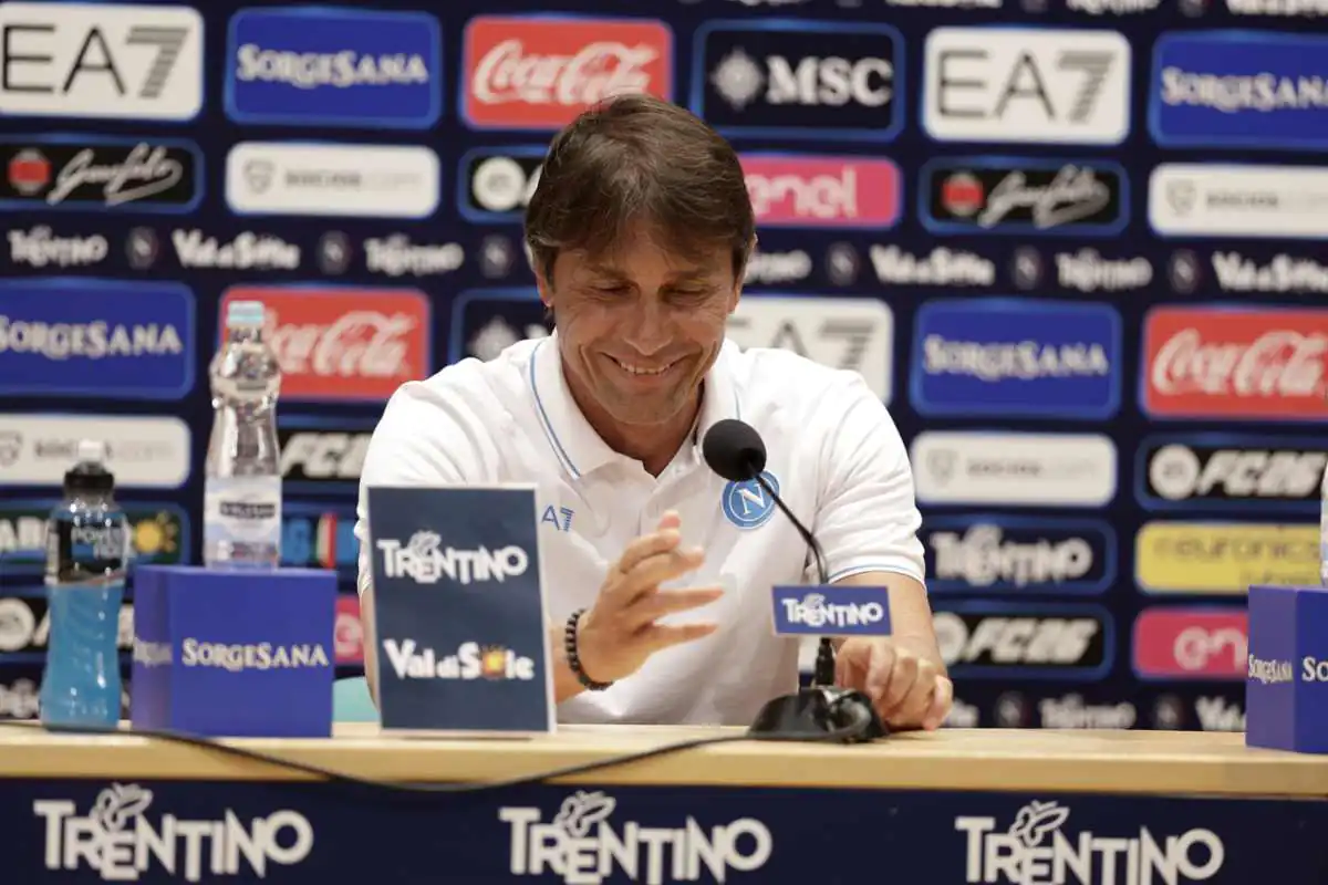 L'allenatore del Napoli, Antonio Conte durante una conferenza stampa.