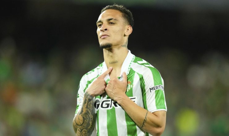 Il brasiliano Antony con la maglia del Betis Siviglia.