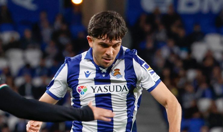 Jon Aramburu in azione con la maglia della Real Sociedad.