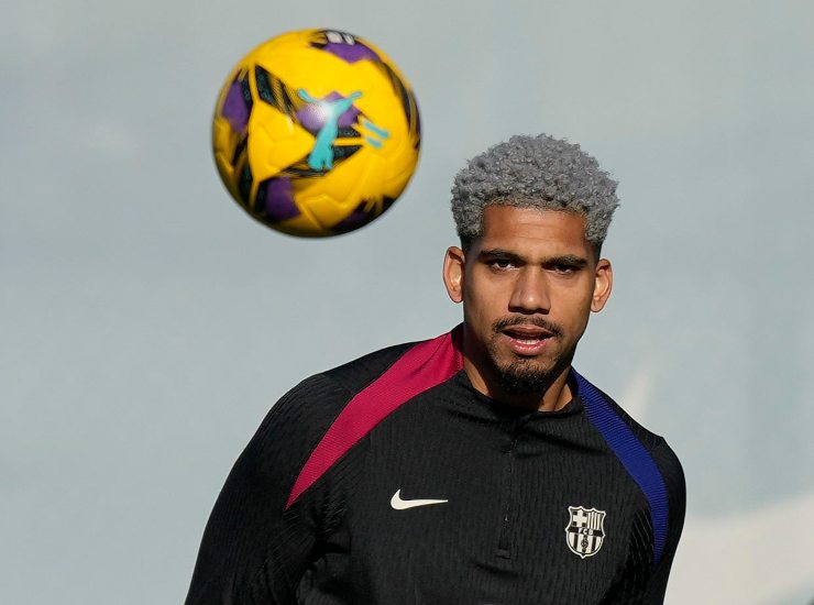 Araujo osserva il pallone