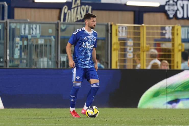 Baturina in campo con la maglia del Como durante la Como Cup