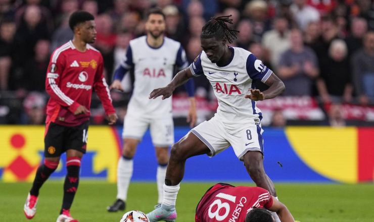 Yves Bissouma in azione con la maglia del Tottenham.