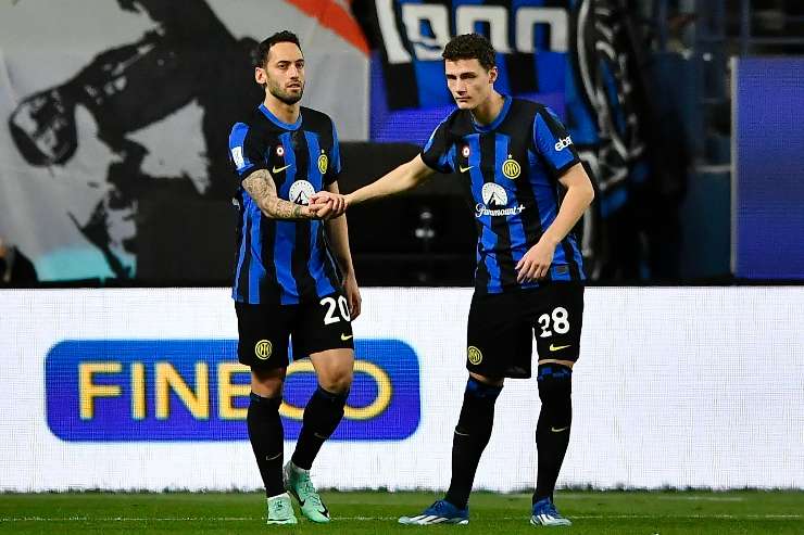 Calhanoglu e Pavard in campo