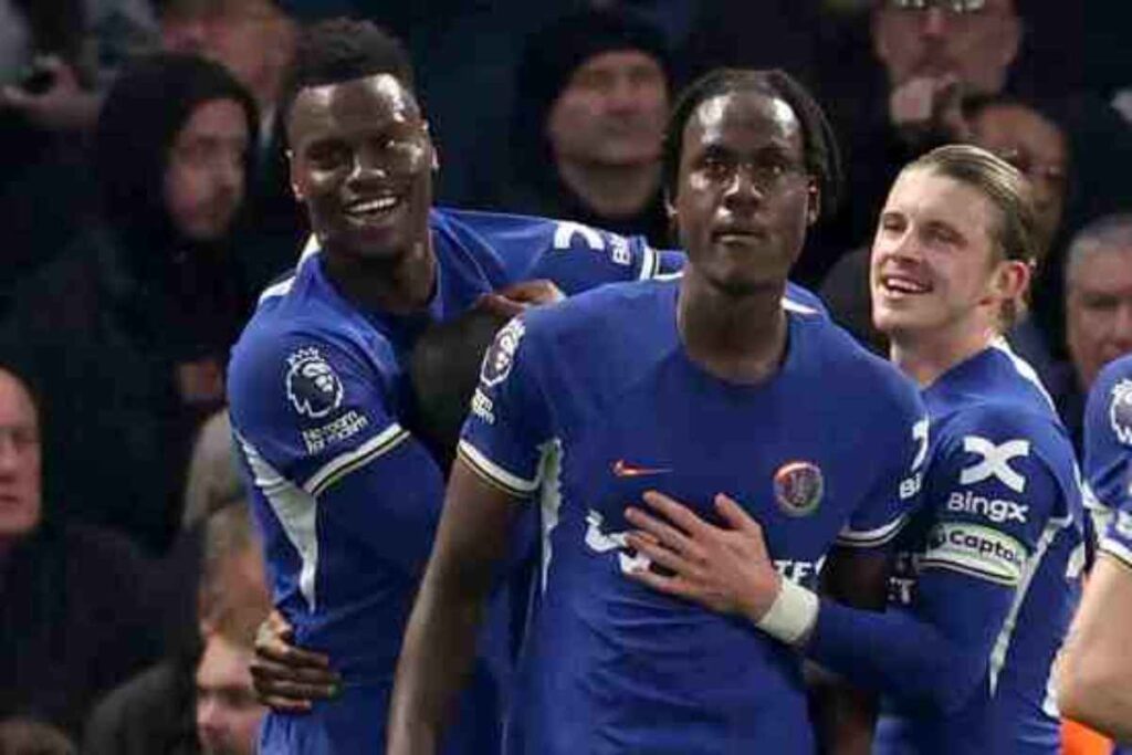 Chalobah esulta con i compagni