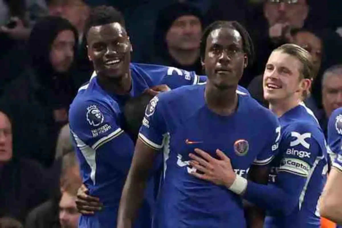 Chalobah esulta con i compagni