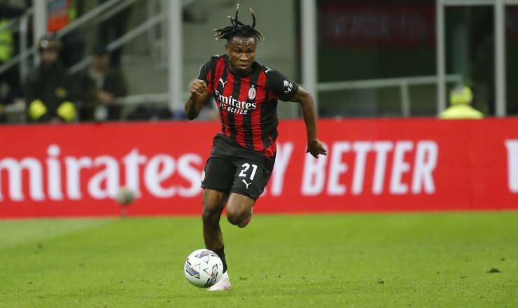 Samuel Chuwueze in azione con la maglia del Milan.