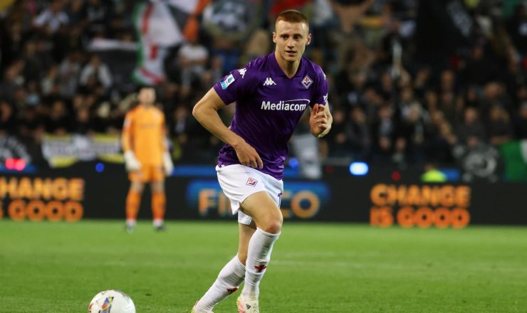 Pietro Comuzzo in azione con la maglia della Fiorentina.