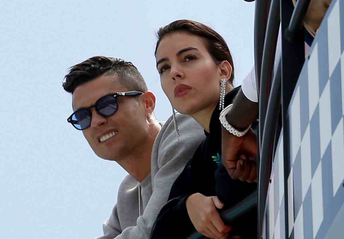 Sapevi la regola del valore dell’anello? CR7 è un “tirchio” Sapevi la regola del valore dell’anello? CR7 è un “tirchio”