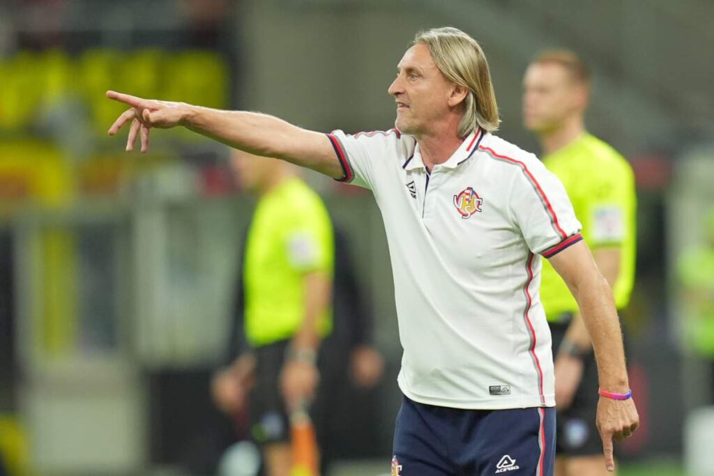 Davide Nicola fornisce indicazioni ai suoi calciatori della Cremonese