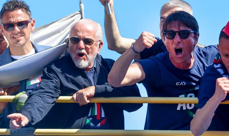 De Laurentiis e Conte durante i festeggiamenti per il quarto scudetto del Napoli.