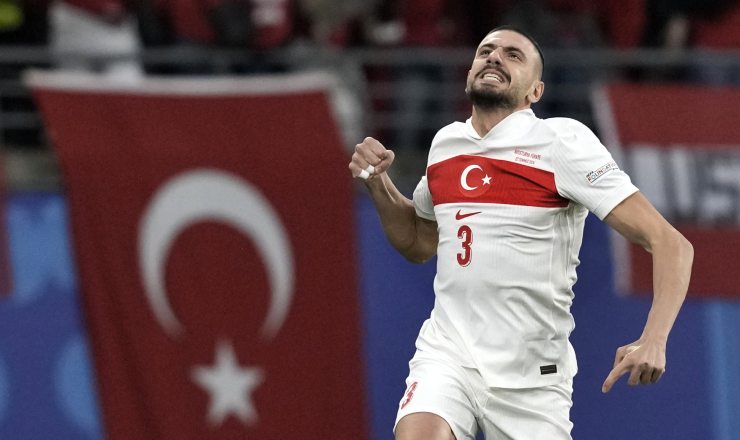 Demiral con la maglia della Turchia.