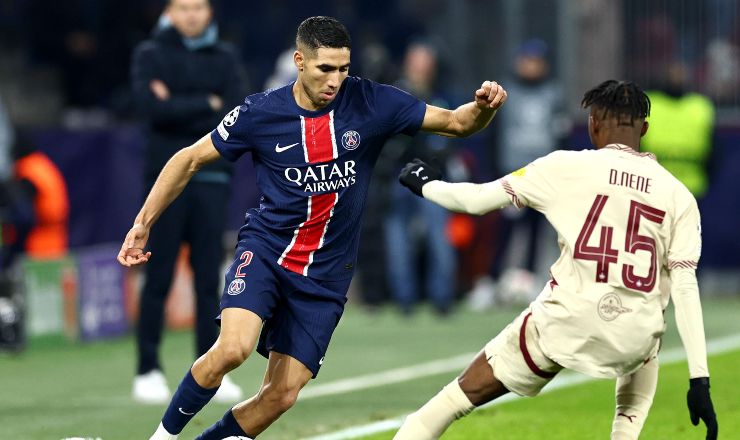 Dorgeles Nene con la maglia del Salisburgo mnetre contrasta Hakimi del Psg in Champions League.