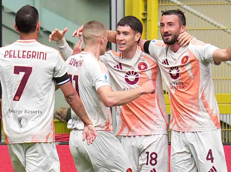 Soule e Dovbyk insieme ad altri giocatori