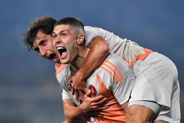 Artem Dovbyk esulta dopo un gol con la maglia della Roma