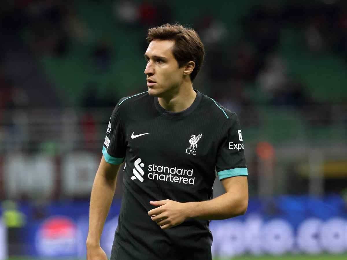 Federico Chiesa con la maglia nera del Liverpool