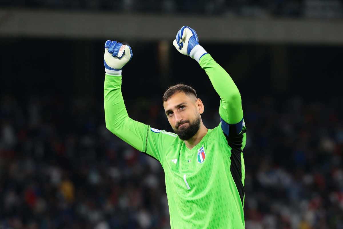 Gianluigi Donnarumma esulta con i pugni alzati con la maglia dell'Italia