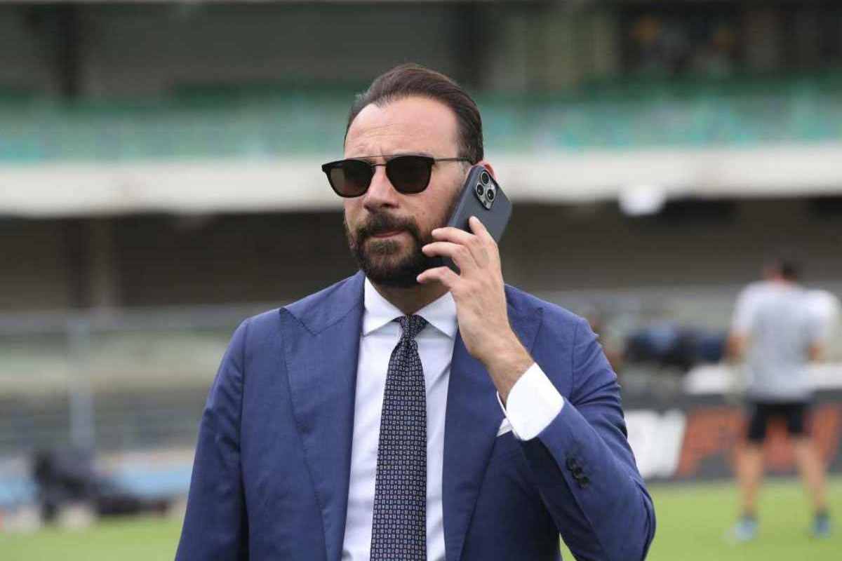 Giovanni Manna al telefono
