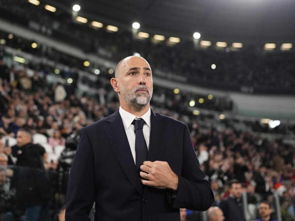 Igor Tudor della Juventus in giacca e cravatta