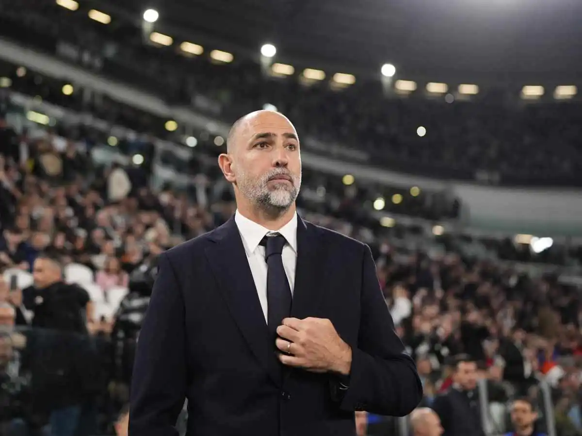 Igor Tudor della Juventus in giacca e cravatta