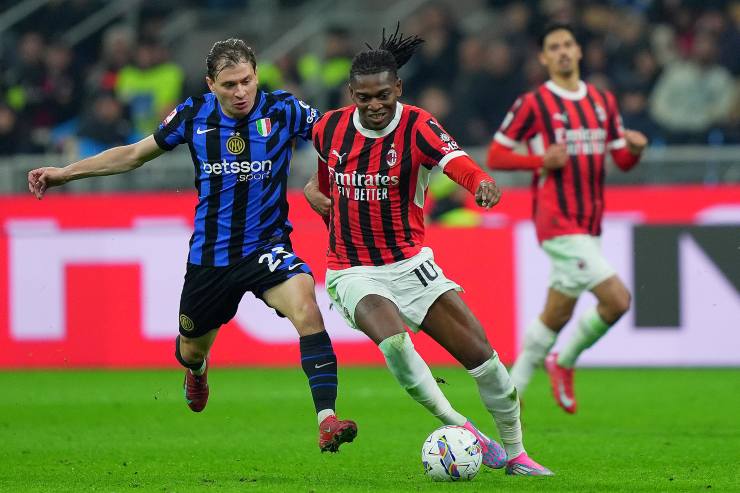 Leao in campo con la maglia del Milan contro l'Inter