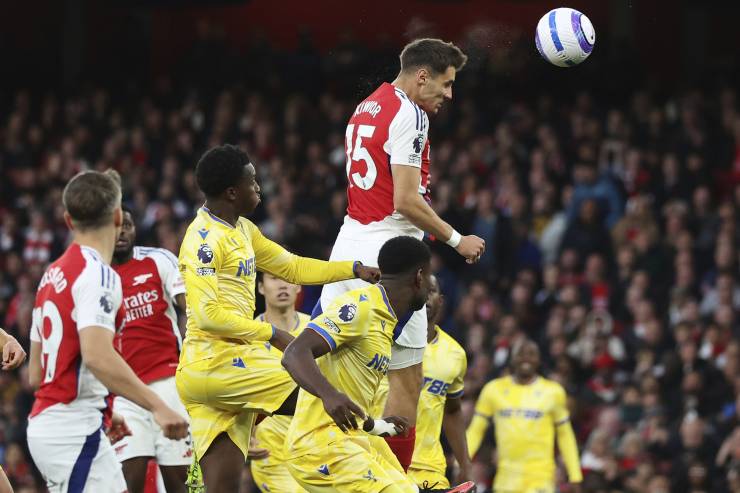 Kiwior in campo con la maglia dell'Arsenal