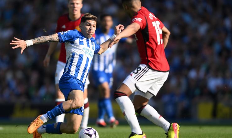 Julio Enciso, a sinistra, con la maglia del Brighton durante una sfida contro il Manchester United.