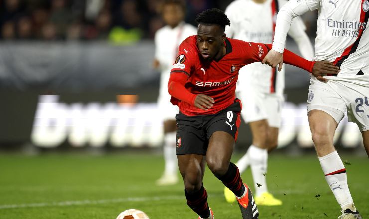Kalimuendo in azione con la maglia del Rennes.